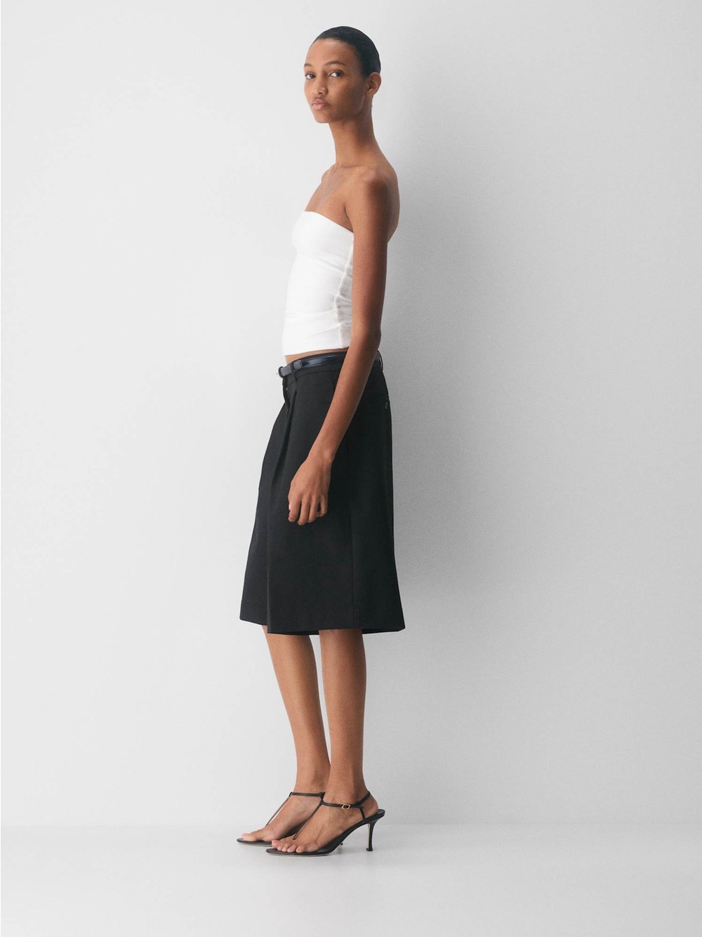 Aritzia Casual Contour Hi-Hip Tube Top
Cotton-soft tube top in white, medium - Picture 3 of 7